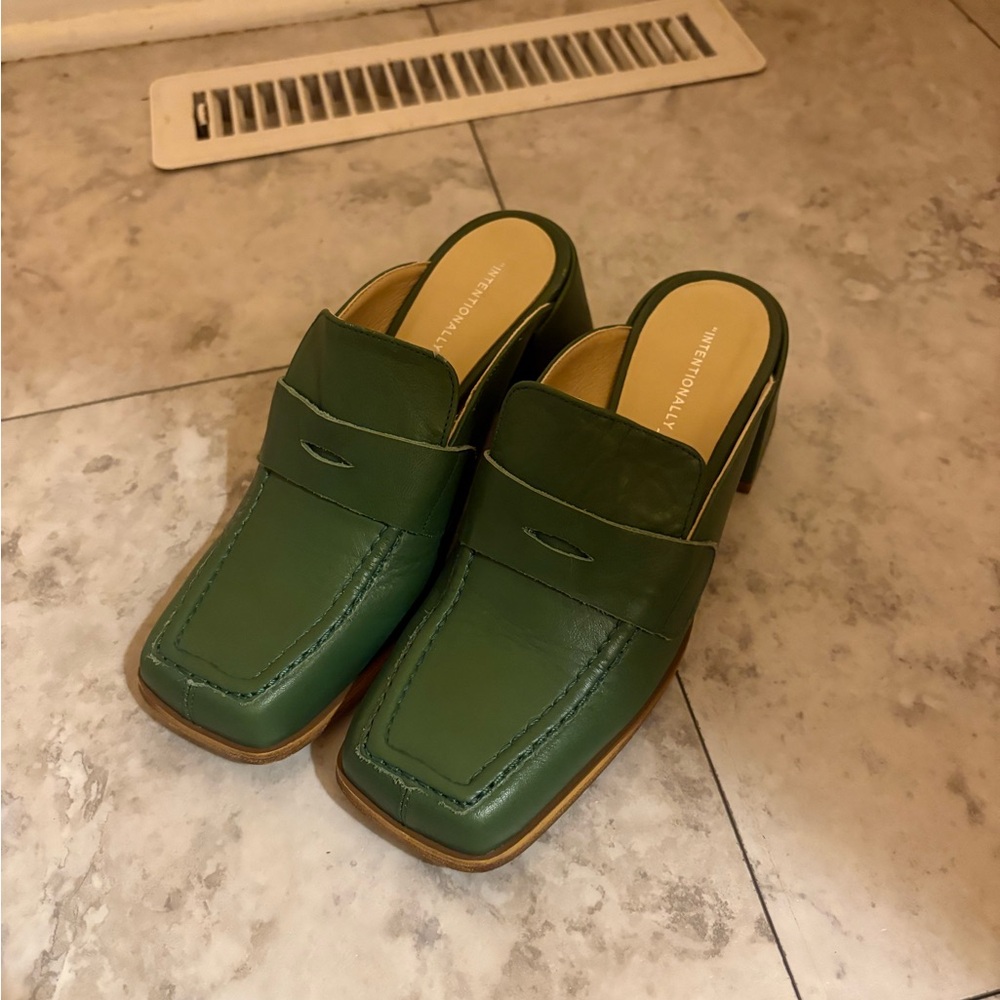 Intentionally Blank Prof Mules in Basil - Picture 4 of 13